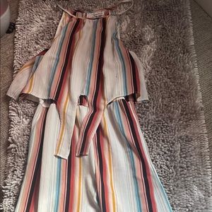 It’s multi color jump suit. It ties in the front. It’s an xl two side pockets.